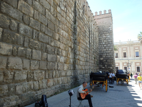 Carlos del Rio playing just outside of the Alkazar walls.
